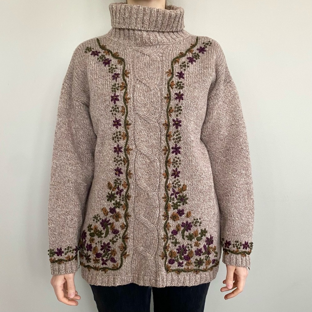 Vintage Point Zero 100% wool embroidered floral Irish fisherman’s sweater. 🤎